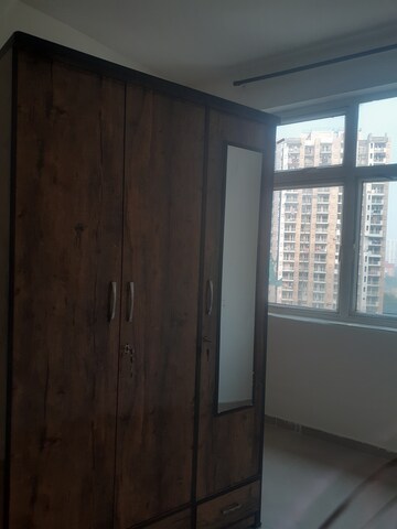 Room in 3 BHK Apartment at Sector 16 Yamuna Expressway – for Rent