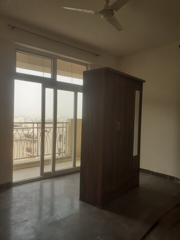 Room in 3 BHK Apartment at Sector 16 Yamuna Expressway – for Rent