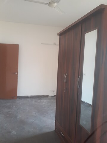Room in 3 BHK Apartment at Sector 16 Yamuna Expressway – for Rent