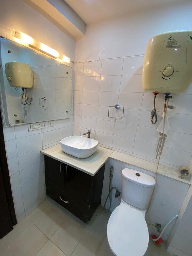 Bathroom, bptp-district 3 Bedroom 1600 Sq.Ft. Builder Floor In Sector 81 Faridabad 8015912