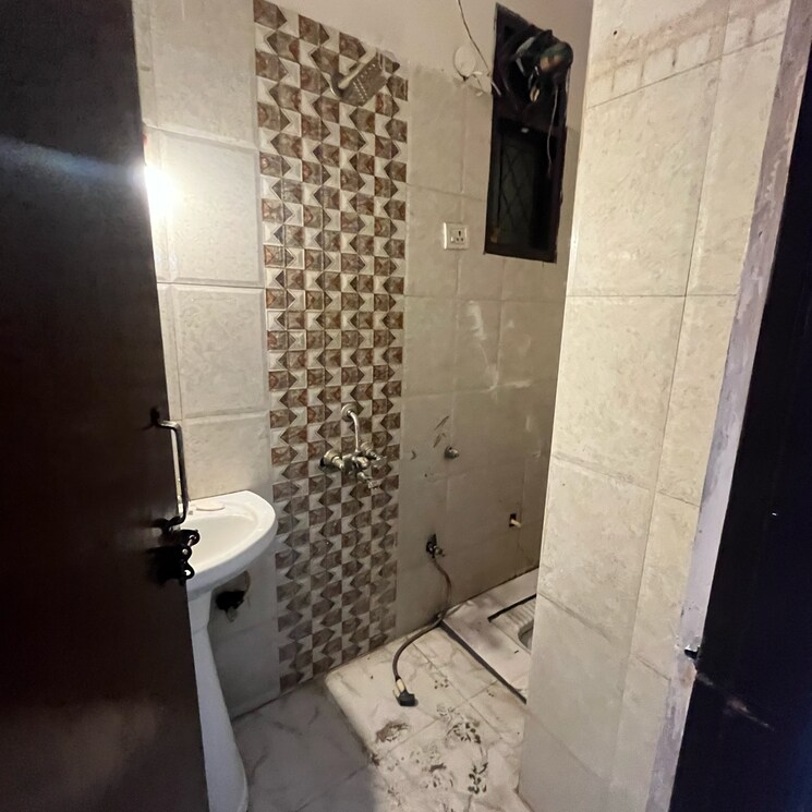 Bathroom, panchsheel vihar 2 Bedroom 80 Sq.Yd. Builder Floor In Panchsheel Vihar Delhi 8016004