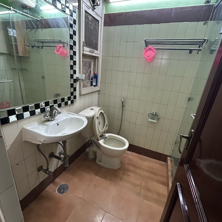Bathroom, south extension i 3 Bedroom 2100 Sq.Ft. Builder Floor In South Extension I Delhi 8016012