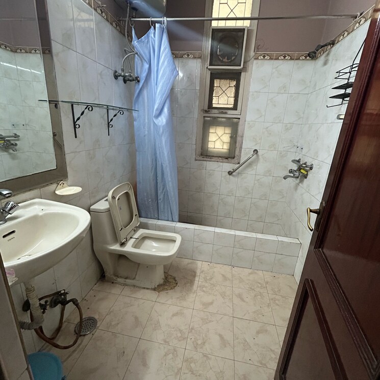 Bathroom, south extension i 3 Bedroom 2100 Sq.Ft. Builder Floor In South Extension I Delhi 8016012