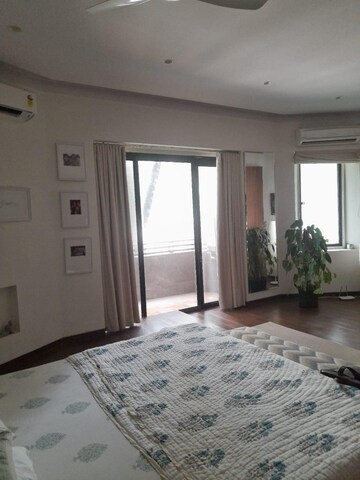 Room in 4 BHK Apartment at Venus Apartments Cuffe Parade, Cuffe Parade – for Rent