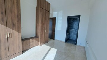 Room in 3 BHK Apartment at Raheja Imperia, Worli – for Rent