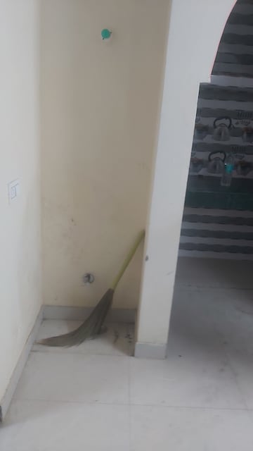 Furnished Amenities in 2.5 BHK Builder Floor at Mayur Vihar – for Rent
