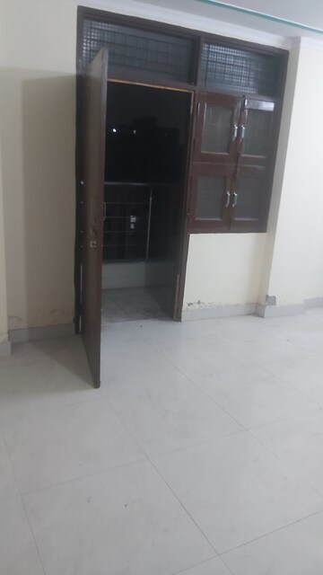 Furnished Amenities in 2.5 BHK Builder Floor at Mayur Vihar – for Rent
