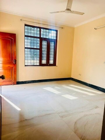 Room in 2 BHK Builder Floor at Sector 15 ii – for Rent