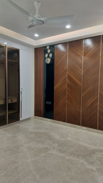 Room in 4 BHK Apartment at Emaar MGF Emerald Hills, Sector 65 – for Rent