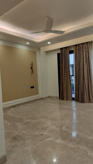 Room in 4 BHK Apartment at Emaar MGF Emerald Hills, Sector 65 – for Rent