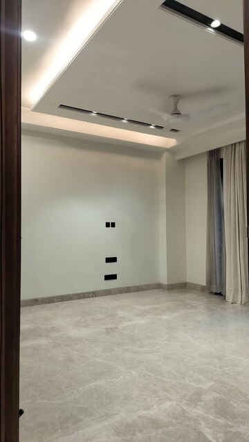 Room in 4 BHK Apartment at Emaar MGF Emerald Hills, Sector 65 – for Rent