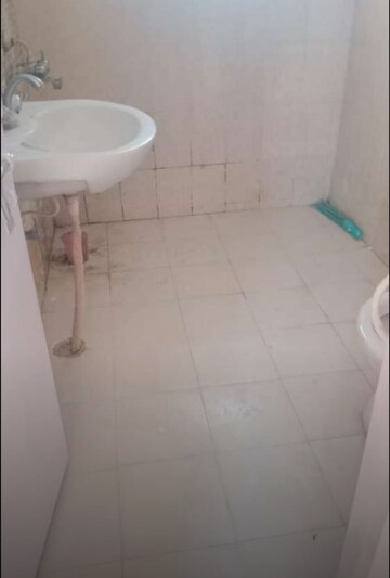 Bathroom in 4 BHK Apartment at Alaknanda Apartment Gomti Nagar, Gomti Nagar – for Rent