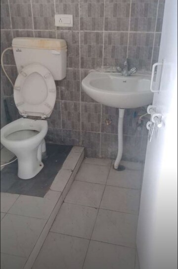 Bathroom in 4 BHK Apartment at Alaknanda Apartment Gomti Nagar, Gomti Nagar – for Rent