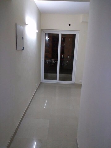 Room in 3 BHK Apartment at Supertech Cape Town, Sector 74 – for Sale