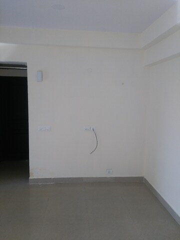 Room in 3 BHK Apartment at Supertech Cape Town, Sector 74 – for Sale