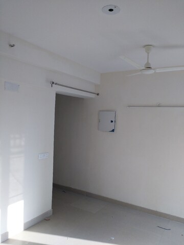Room in 3 BHK Apartment at Supertech Cape Town, Sector 74 – for Sale
