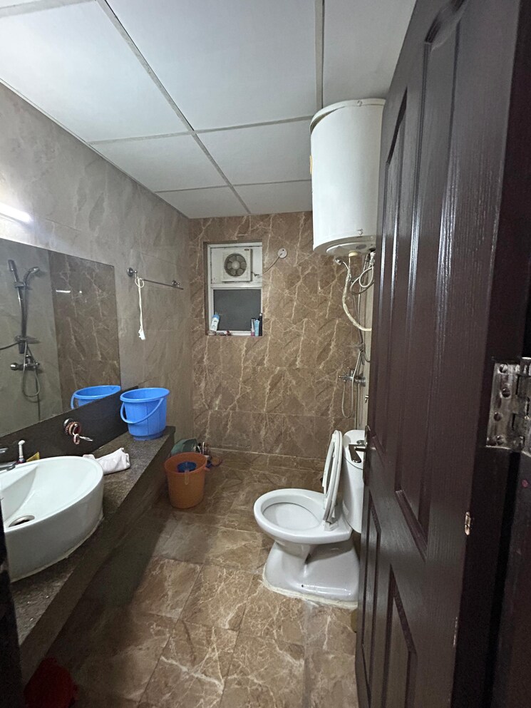 Bathroom, paras-tierea 2 Bedroom 925 Sq.Ft. Apartment In Sector 137 Noida 8016321