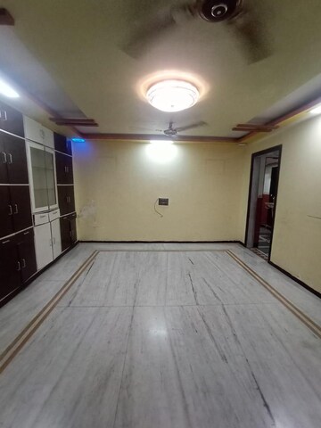 Room in 2 BHK Apartment at Panch Pakhadi – for Rent