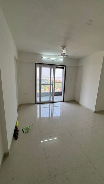 Room in 1 BHK Apartment at Magarpatta Nova, Mundhwa – for Rent