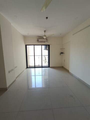 Room in 2 BHK Apartment at Hubtown Hillcrest, Andheri East – for Rent