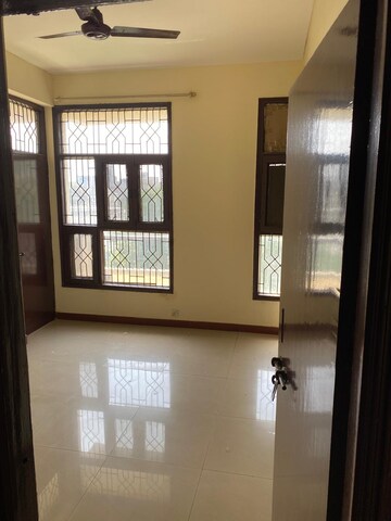 Room in 2.5 BHK Builder Floor at M2K The White House, Sector 57 – for Rent