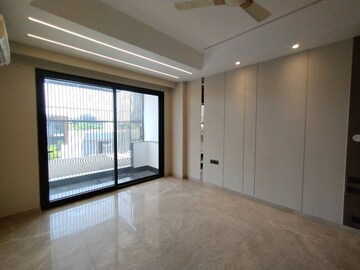 Room in 3.5 BHK Builder Floor at Dlf Phase I – for Sale