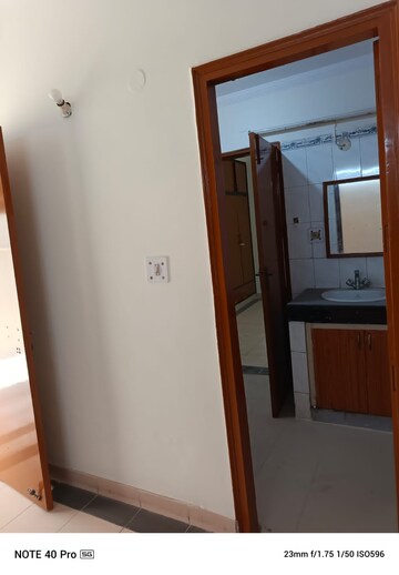Building Lobby in 3 BHK Builder Floor at Ardee City, Sector 52 – for Rent