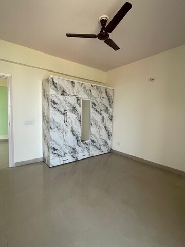 Room in 3 BHK Apartment at Puri Pratham, Sector 84 – for Rent