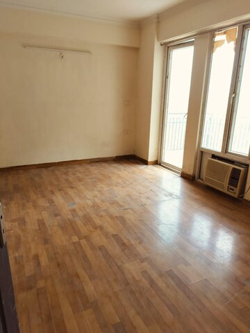 Room in 2 BHK Apartment at Pyramid Elite, Sector 86 – for Rent