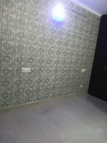 Room in 3 BHK Builder Floor at Guru Nanak Enclave, Dhakoli Village – for Sale