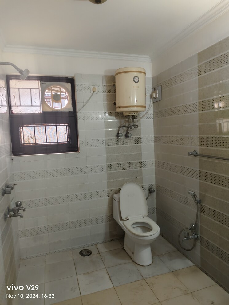 Bathroom, awho-devinder-vihar 4 Bedroom 1950 Sq.Ft. Apartment In Sector 56 Gurgaon 8017210