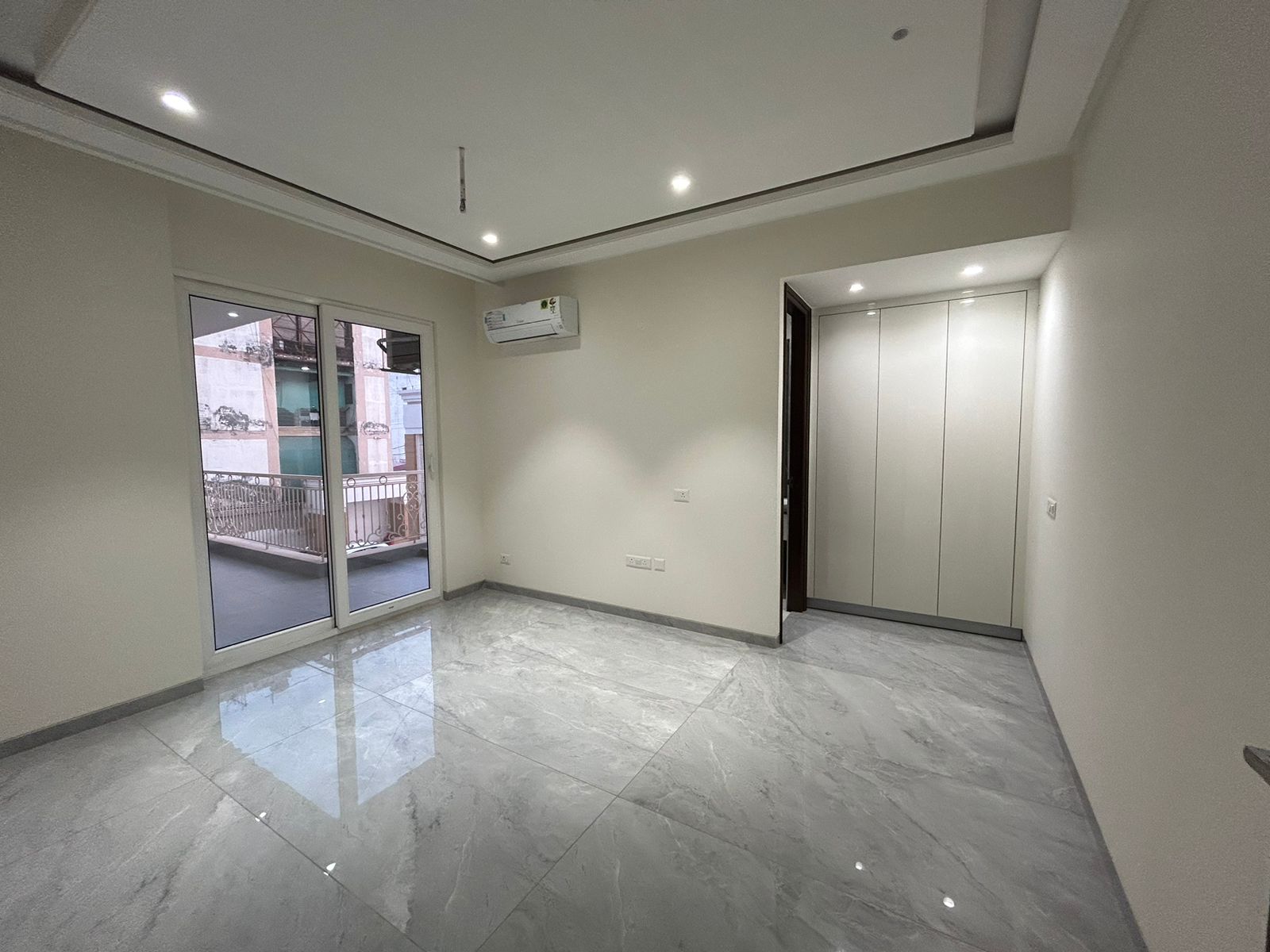 4 BHK + Study Room Apartment For Sale in Luxury Apartment 