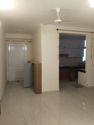 Room in 3 BHK Apartment at Omaxe The Palace, Gomti Nagar – for Rent