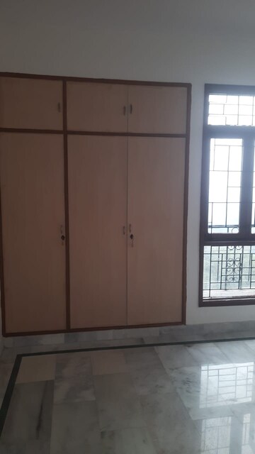 Room in 3 BHK Apartment at Sector 7 Dwarka – for Rent
