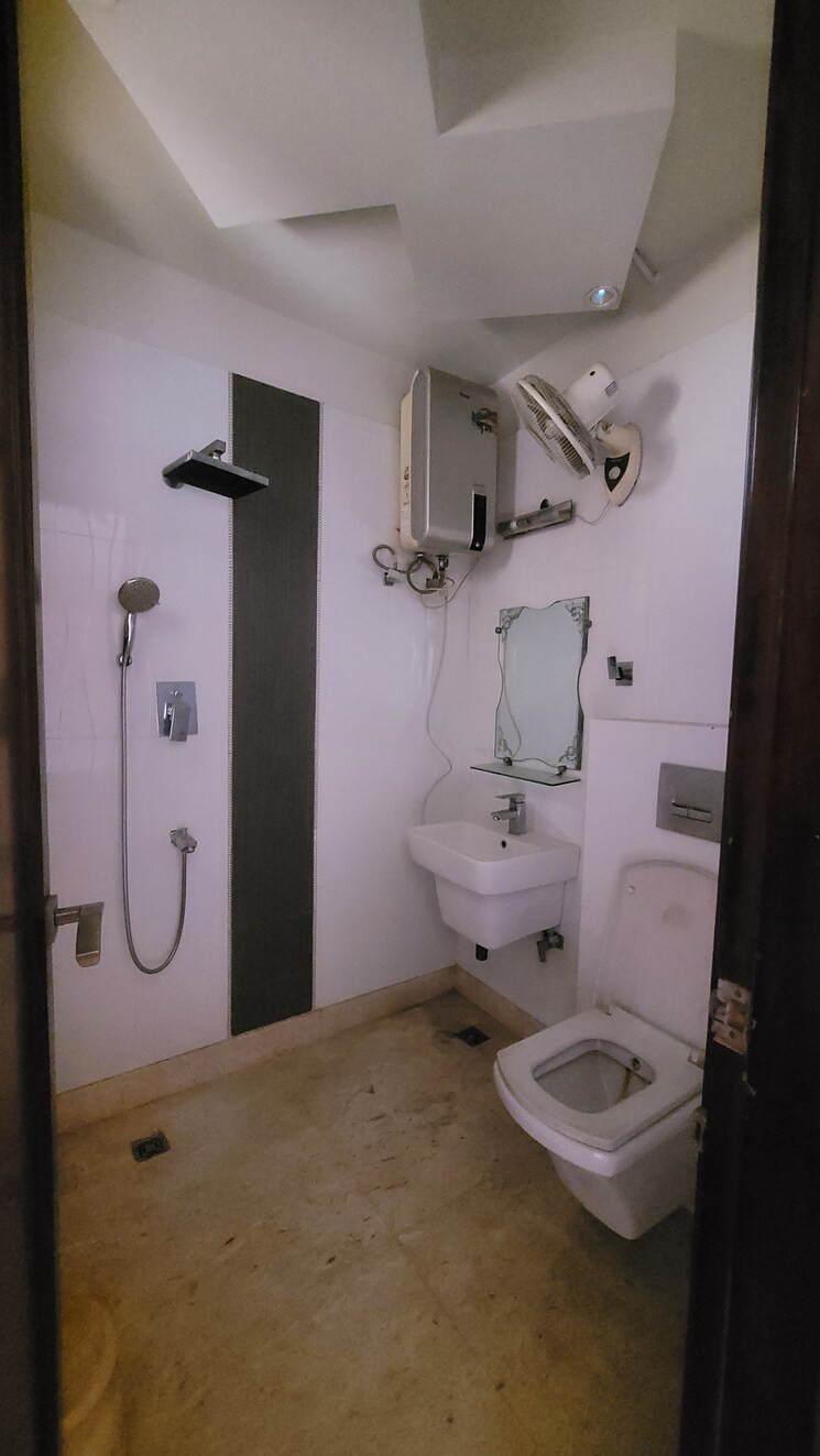 Attached Bathroom, vivek vihar 3 Bedroom 1125 Sq.Ft. Builder Floor In Vivek Vihar Delhi 8018323