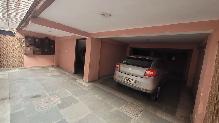  Parking, dilshad colony 3.5 Bedroom 1800 Sq.Ft. Builder Floor In Dilshad Colony Delhi 8018511