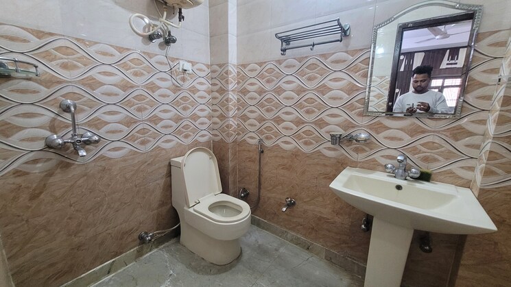 Bathroom, dilshad colony 3.5 Bedroom 1800 Sq.Ft. Builder Floor In Dilshad Colony Delhi 8018511