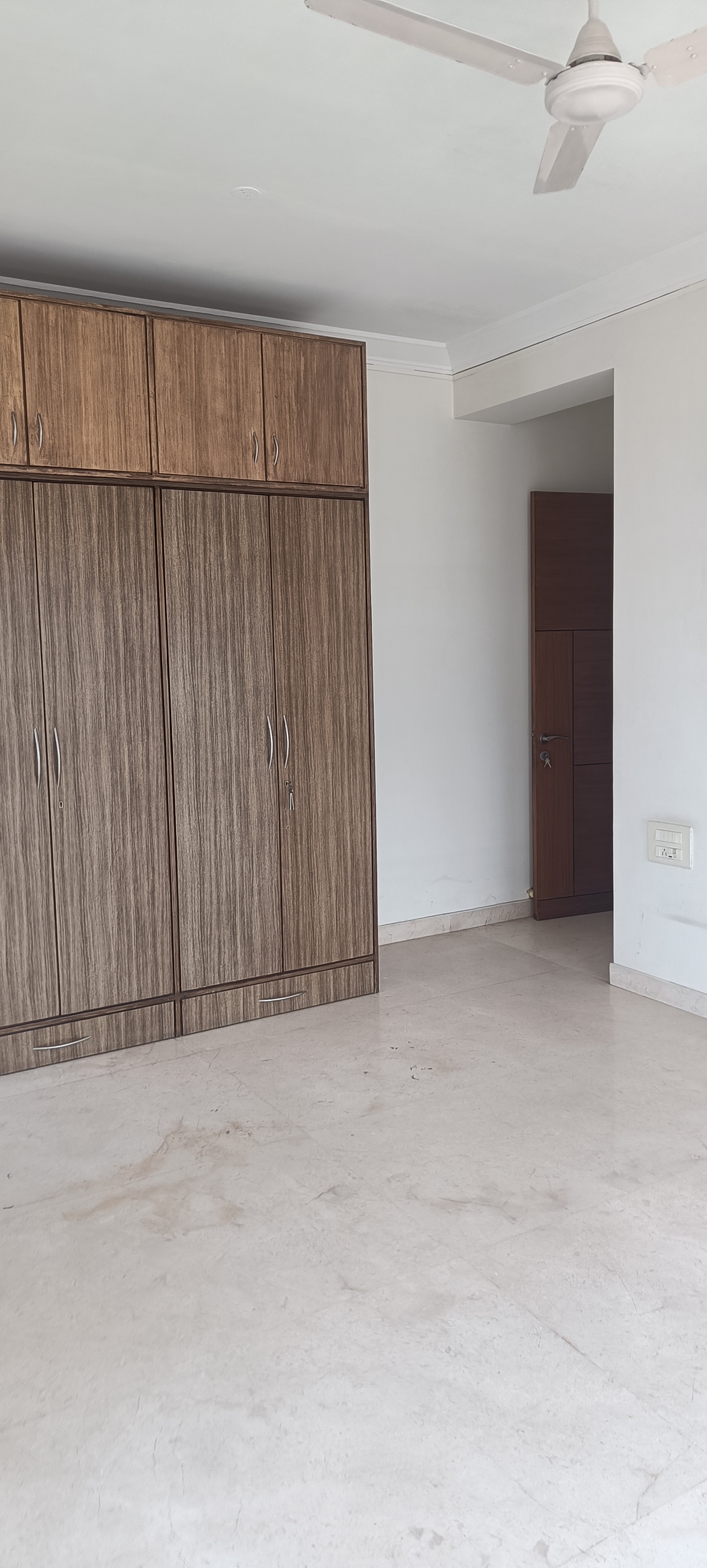 4 BHK + Servant Room Apartment For Sale in Cuffe Parade 