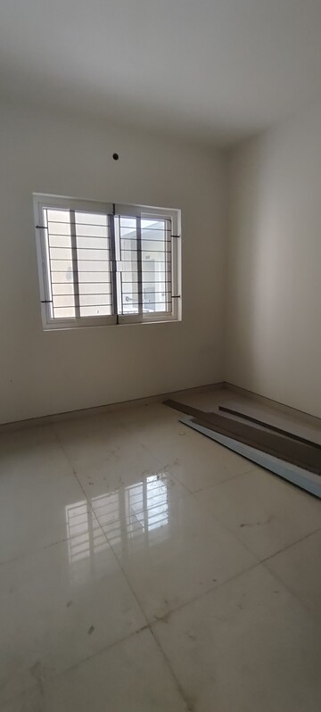 Room in 3 BHK Apartment at Century Breeze, Jakkuru – for Rent