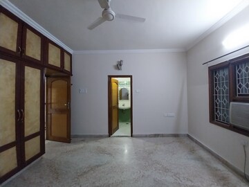 Room in 3 BHK Apartment at Migsun Ultimo, Omicron Iii Greater Noida – for Rent
