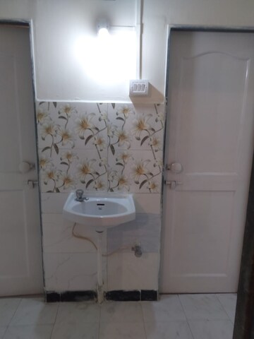 Bathroom in 1 BHK Apartment at Sector 40 – for Rent