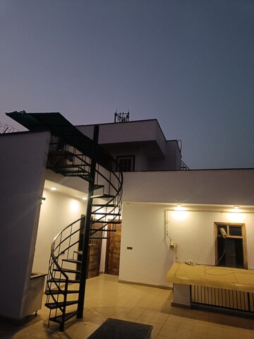 Furnished Amenities in Studio Independent House at RWA Apartments Sector 52, Sector 52 – for Rent