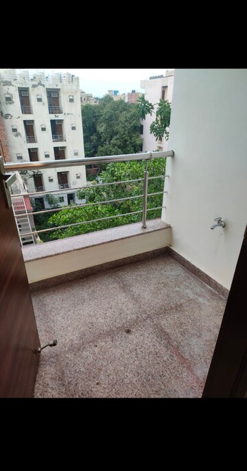 Balcony in 1.5 BHK Builder Floor at Ansal Sushant Lok I, Sector 43 – for Rent