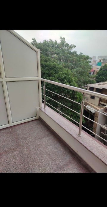 Balcony in 1.5 BHK Builder Floor at Ansal Sushant Lok I, Sector 43 – for Rent