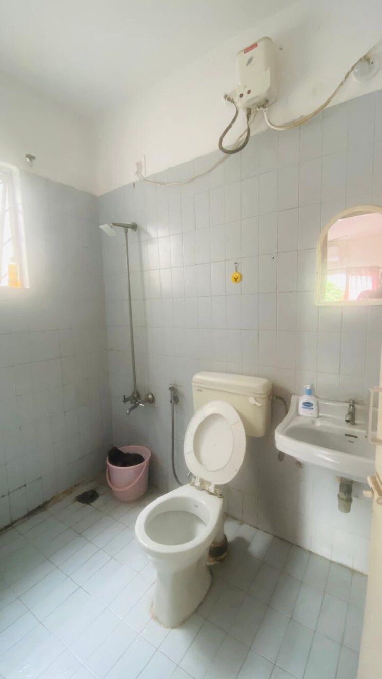 Bathroom, clover-common-chs 1 Bedroom 500 Sq.Ft. Apartment In Viman Nagar Pune 8020033