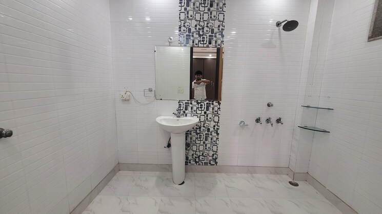 Bathroom, vivek vihar phase 1 4 Bedroom 2700 Sq.Ft. Builder Floor In Vivek Vihar Phase 1 Delhi 8020176