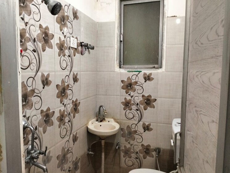 Bathroom, uttam nagar 2 Bedroom 75 Sq.Yd. Builder Floor In Uttam Nagar Delhi 8020193