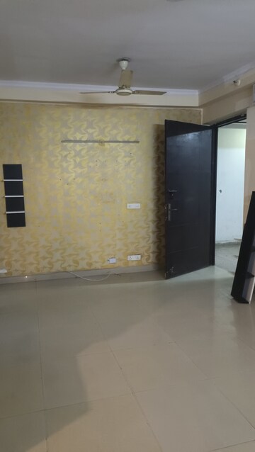 Room in 2 BHK Apartment at Amrapali Silicon City, Sector 76 – for Rent