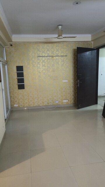 Room in 2 BHK Apartment at Amrapali Silicon City, Sector 76 – for Rent