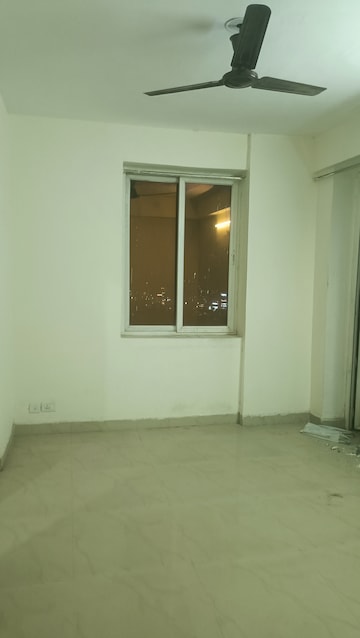 Room in 2 BHK Apartment at Amrapali Silicon City, Sector 76 – for Rent